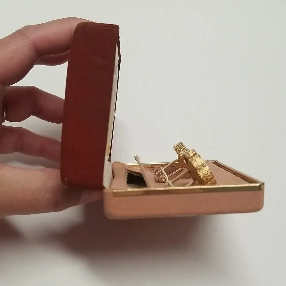 {Hickok} 1960s Mens Vintage Retro Gold Tone Floral Green Gemstone Cuff Links